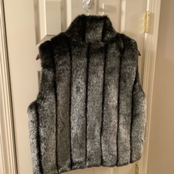 Elegant Black Faux Fur Vest Size Large - Picture 15 of 16
